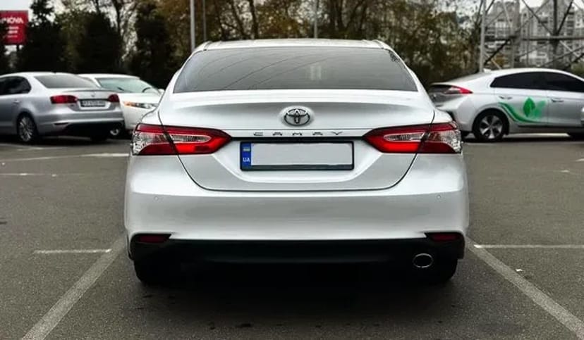 389 Toyota Camry V70 біла на весілля