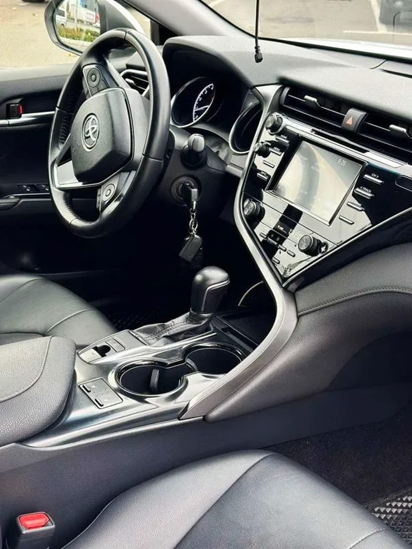 389 Toyota Camry V70 біла на весілля