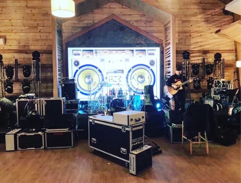 Обладнання(,звук ,світло, екрани , сцени)конференції і тд.