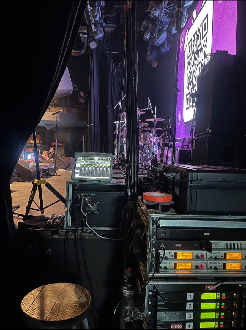 Обладнання(,звук ,світло, екрани , сцени)конференції і тд.