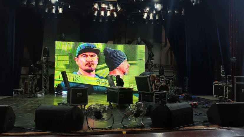 Обладнання(,звук ,світло, екрани , сцени)конференції і тд.