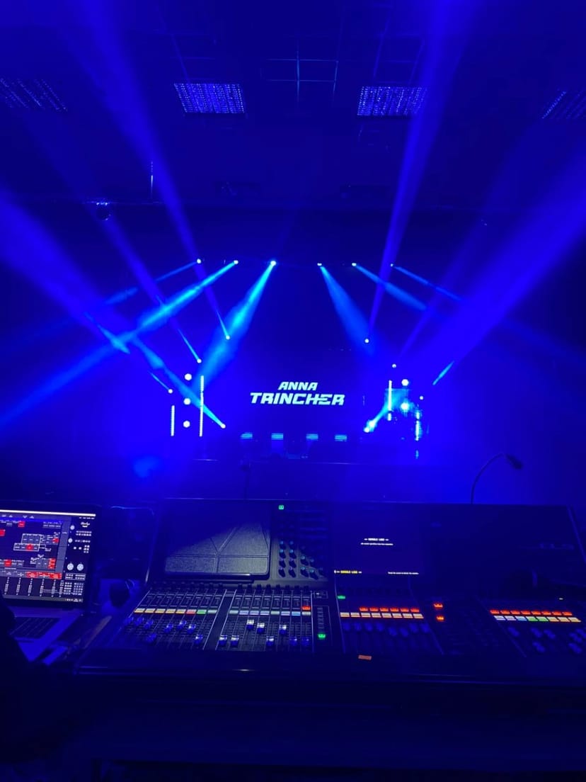 Обладнання(,звук ,світло, екрани , сцени)конференції і тд.