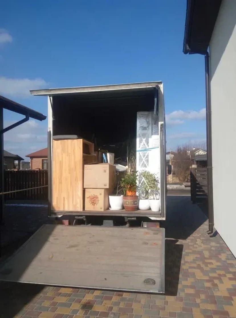 Перевозка мебели и вещей. Переезды. Услуги грузчиков.