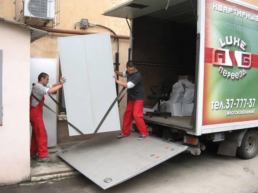Перевозка мебели и вещей. Переезды. Услуги грузчиков.