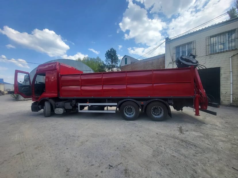 Самосвал з лісним маніпулятором RENAULT 