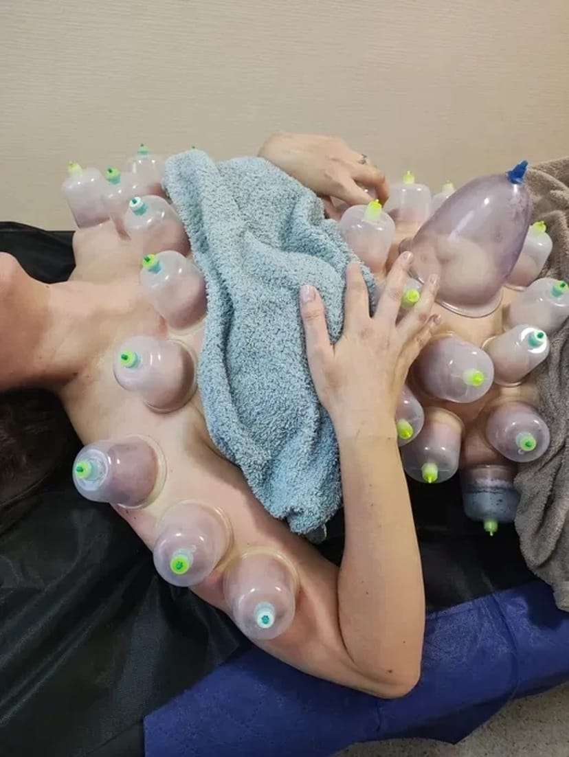 Вісцеральний масаж живота, покращує травлення, прибирає здуття.