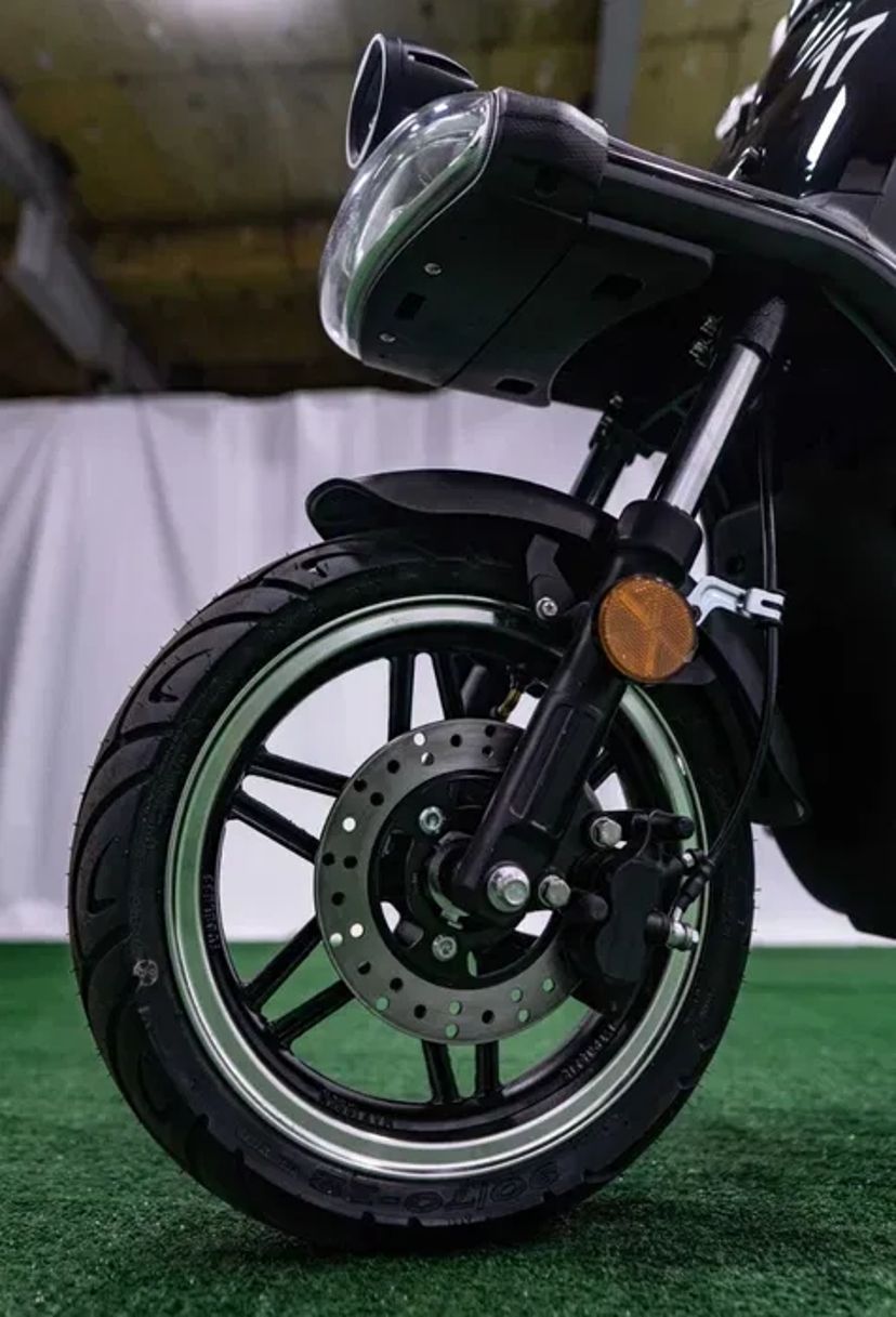 Електроскутери Aima для доставки Glovo, Bolt