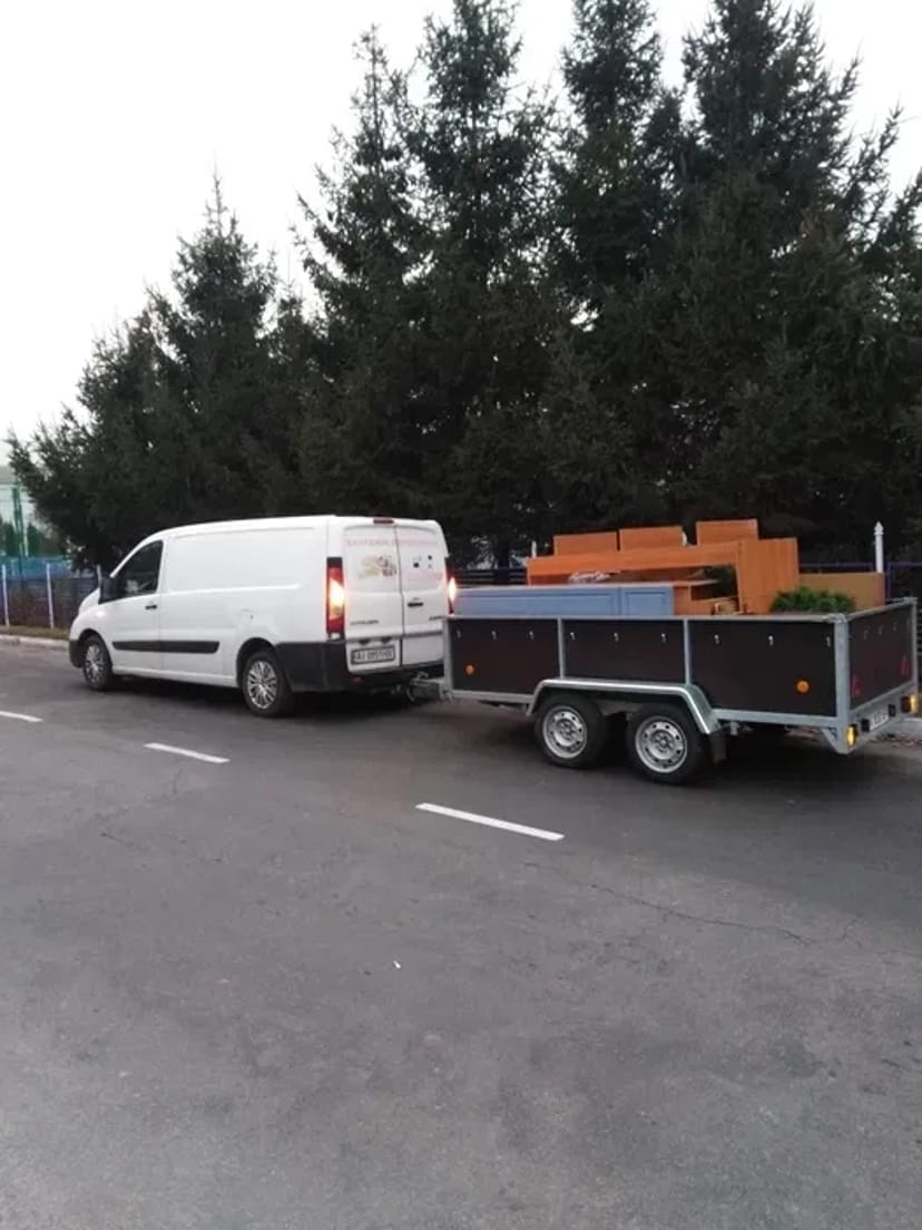 Вантажні перевезення мікроавтобусом з прицепом. Вантажники.