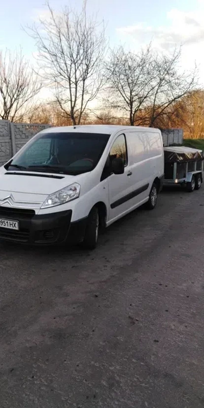 Вантажні перевезення мікроавтобусом з прицепом. Вантажники.