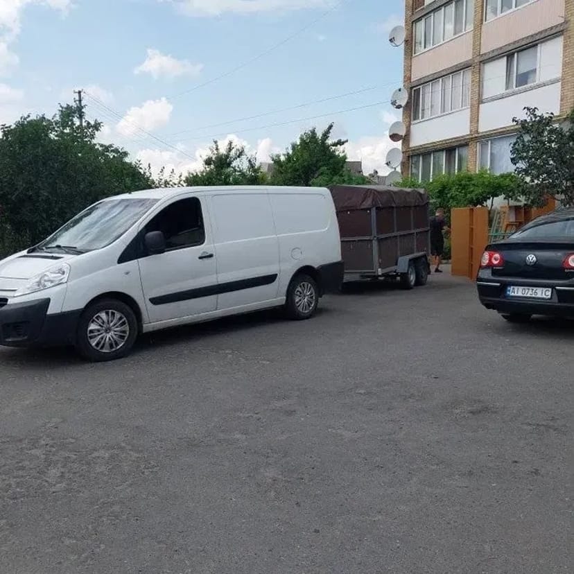 Вантажні перевезення мікроавтобусом з прицепом. Вантажники.