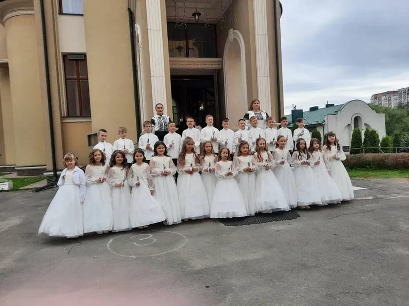 Сукні, плаття на Перше причастя для класу, сорочки для хлопців