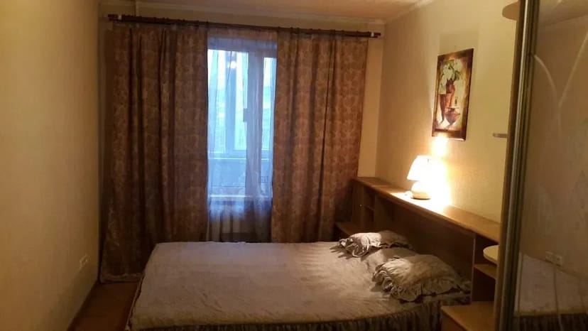 Подобово, на місяць-два метро Деміївська