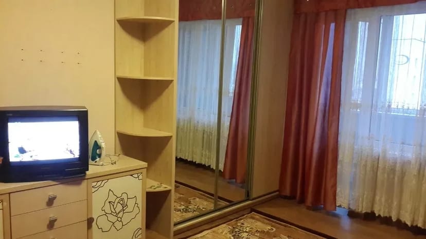 Подобово, на місяць-два метро Деміївська