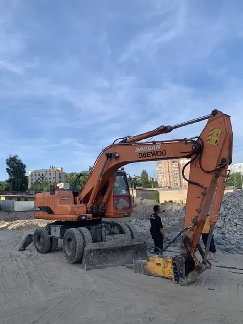 Екскаватор повноповоротний