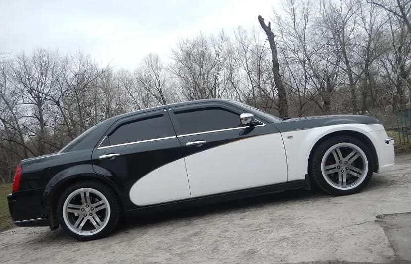 Автомобіль Крайслер 300С оздоблений весільними аксесуарами