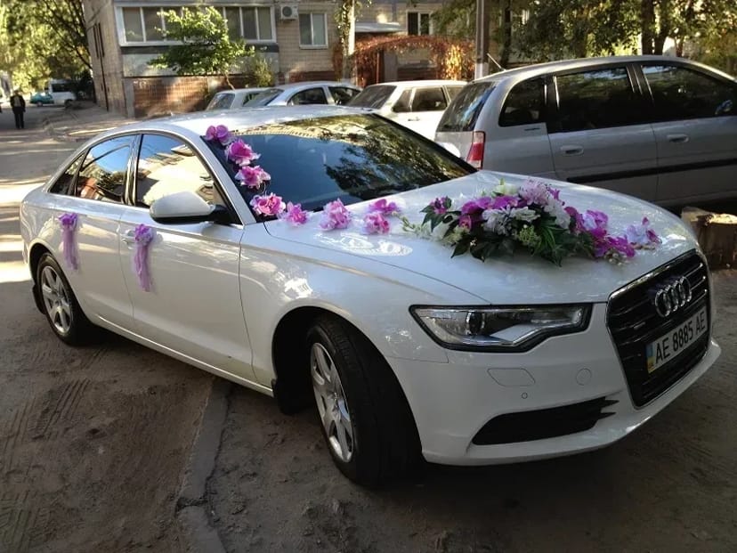 Автомобіль Крайслер 300С оздоблений весільними аксесуарами