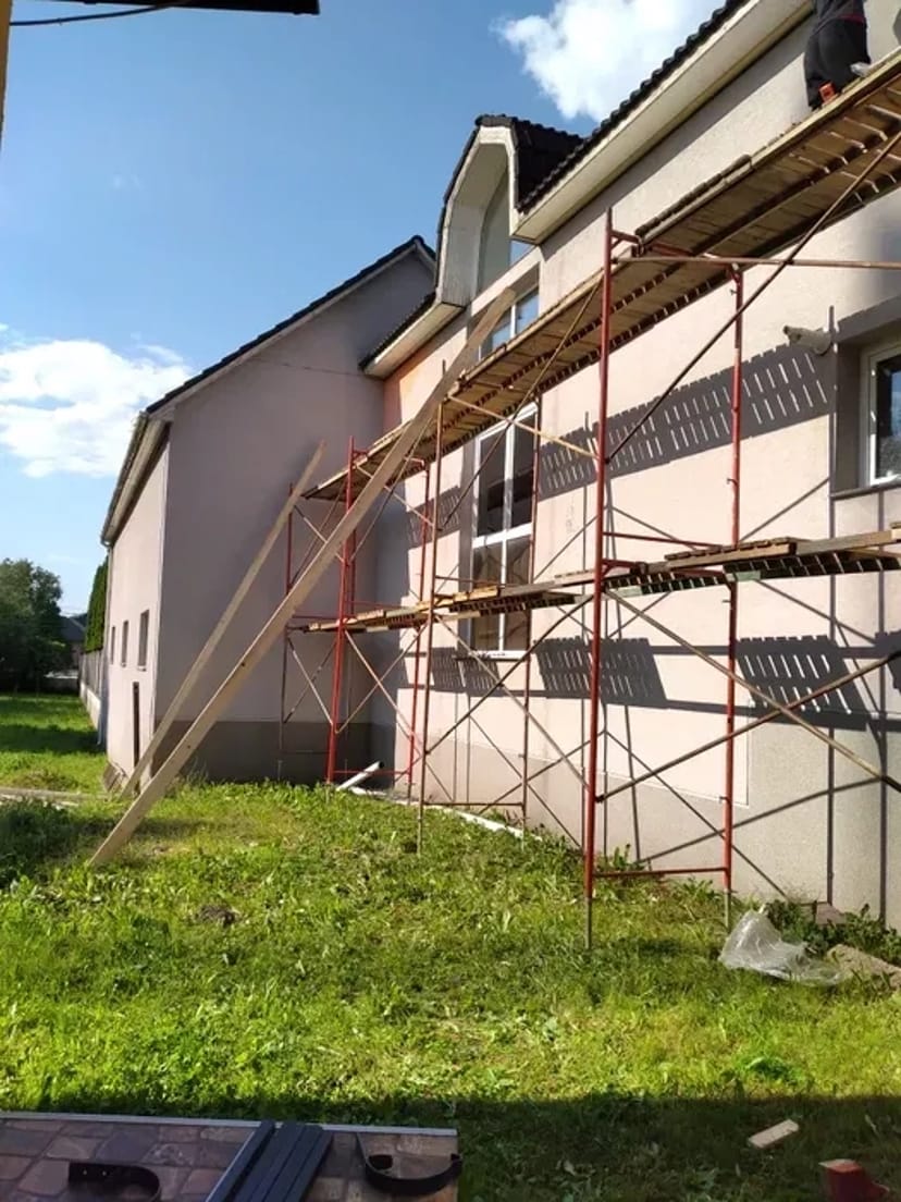 Стійки та ліси будівельні