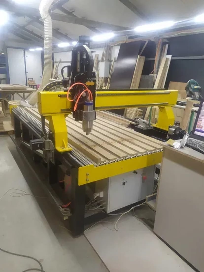 ЧПУ станок фрезер рейка та інтегрована 4-та обертова вісь (поворотний стіл).