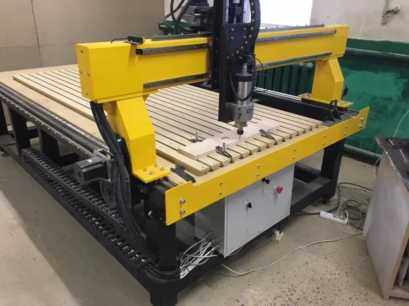 ЧПУ станок фрезер рейка та інтегрована 4-та обертова вісь (поворотний стіл).