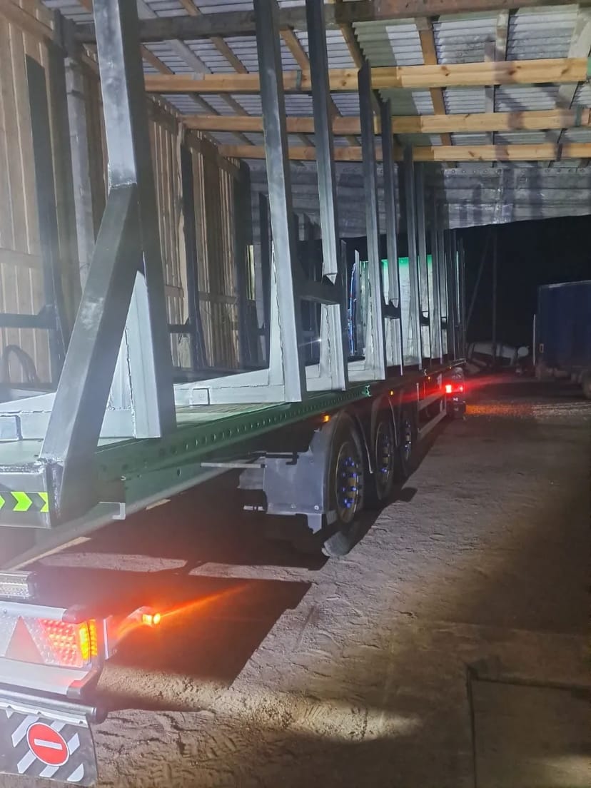 Переобладнуємо полуприцепи штори під лісовоз