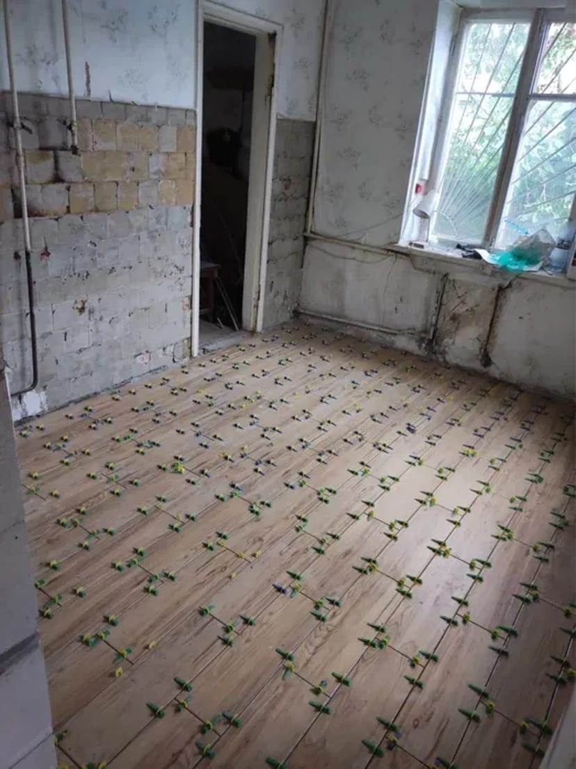 Шпаклевка, гипсокартон, стяжка, отопление, кафель.