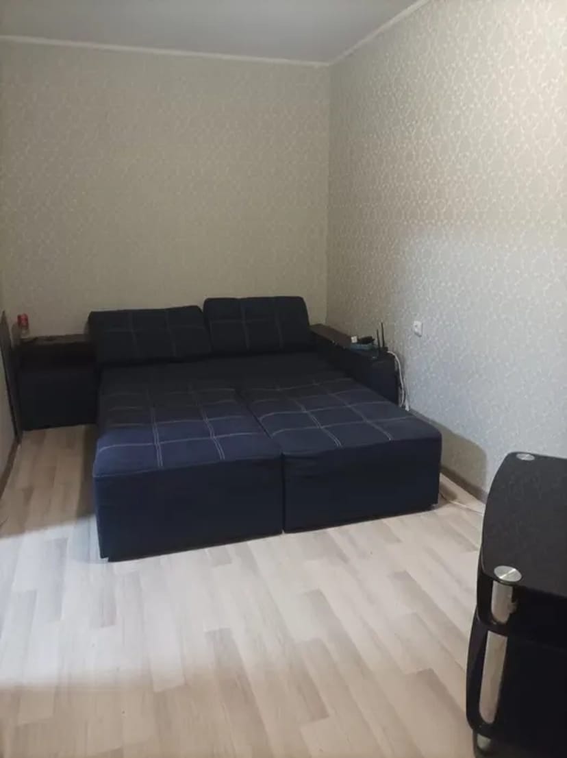 ВІЛЬНА селемо до коменданмької годинидам по добову від власника