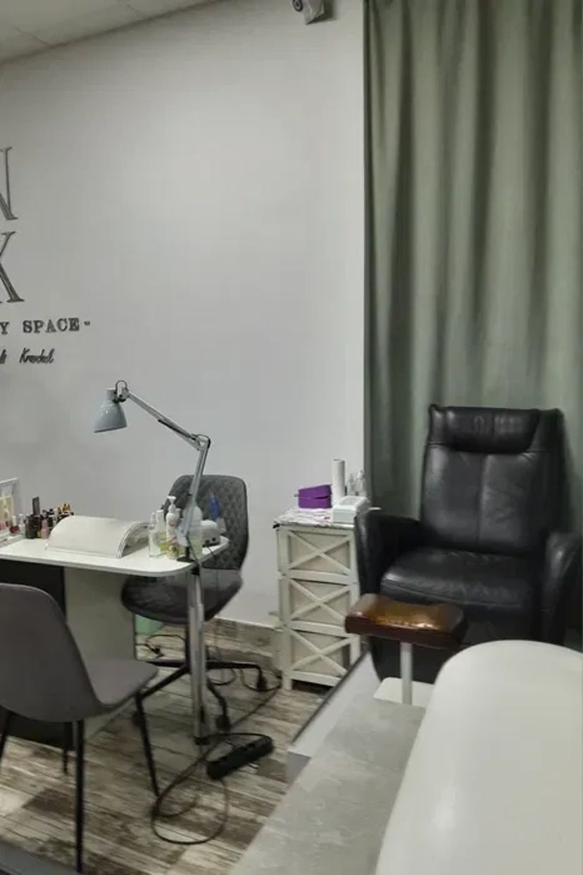 Місце для майстра манікюру в студії.