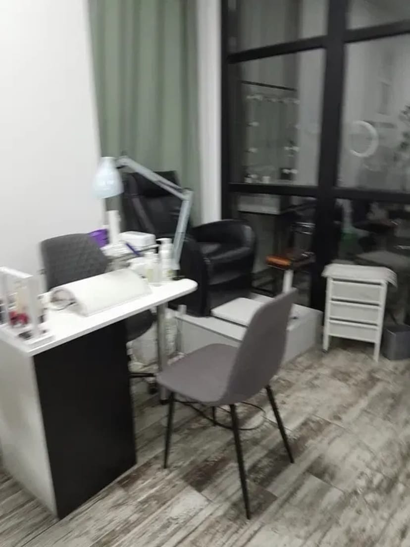 Місце для майстра манікюру в студії.