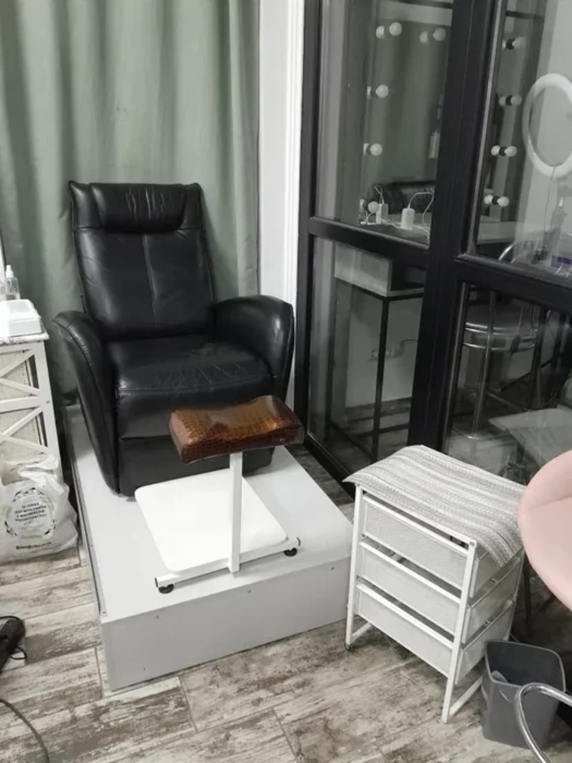 Місце для майстра манікюру в студії.