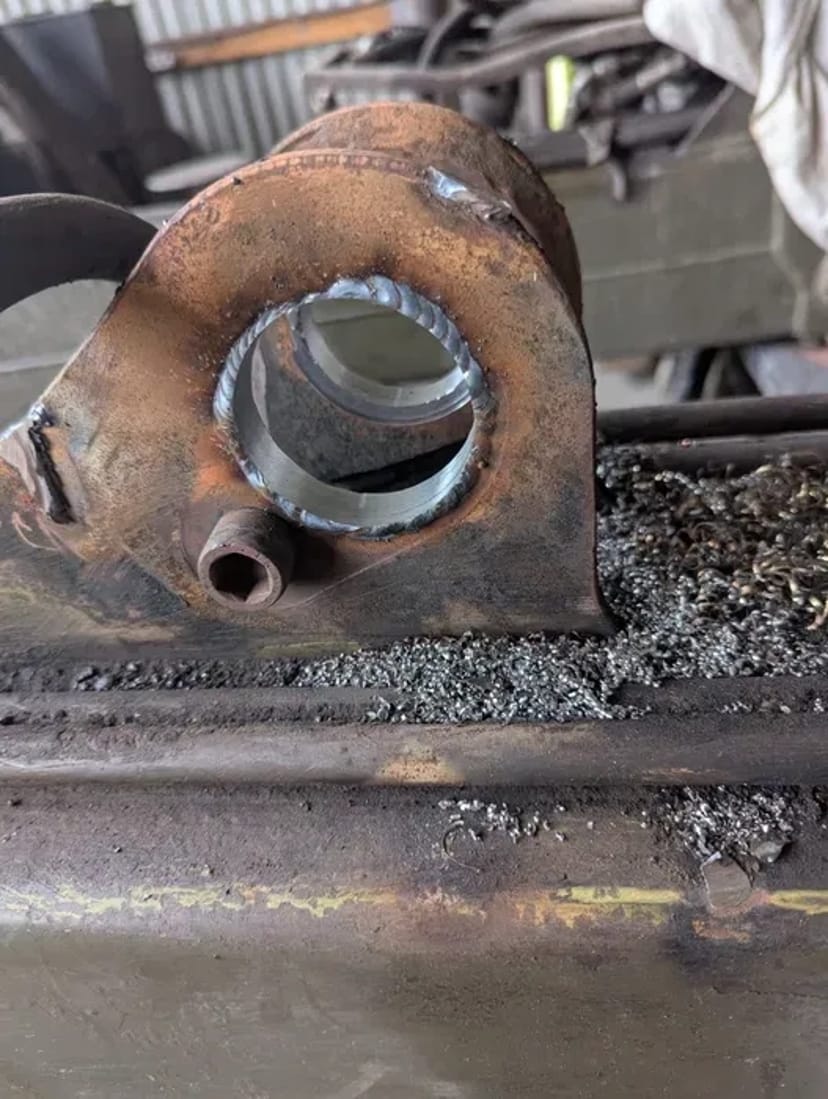 Ремонт отворів спецтехніки. Ремонт стріли. Токарні, фрезерні роботи.