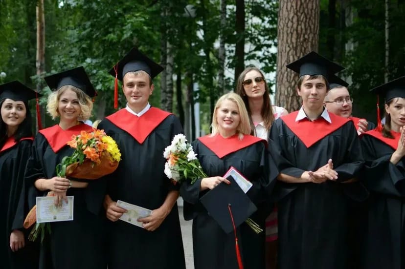 Випускні мантії, мантії для випуску магістрів, бакалаврів.