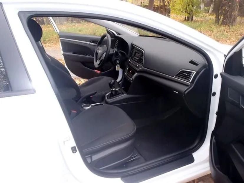 167 Hyundai Elantra 2018 біла авто на весілля