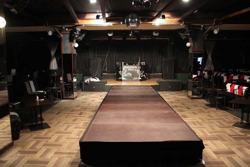 Сцена, світло, звук, металеві конструкції