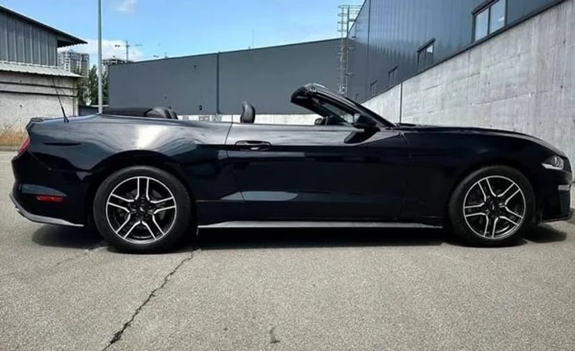413 Кабріолет Ford Mustang GT чорний