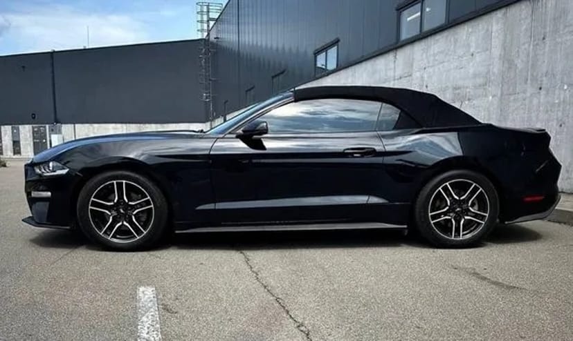 413 Кабріолет Ford Mustang GT чорний