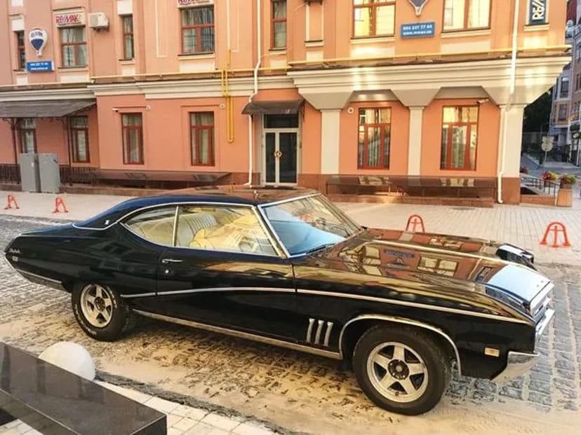212 Ретро авто на зйомки фотосесії Buick Skylark Custom