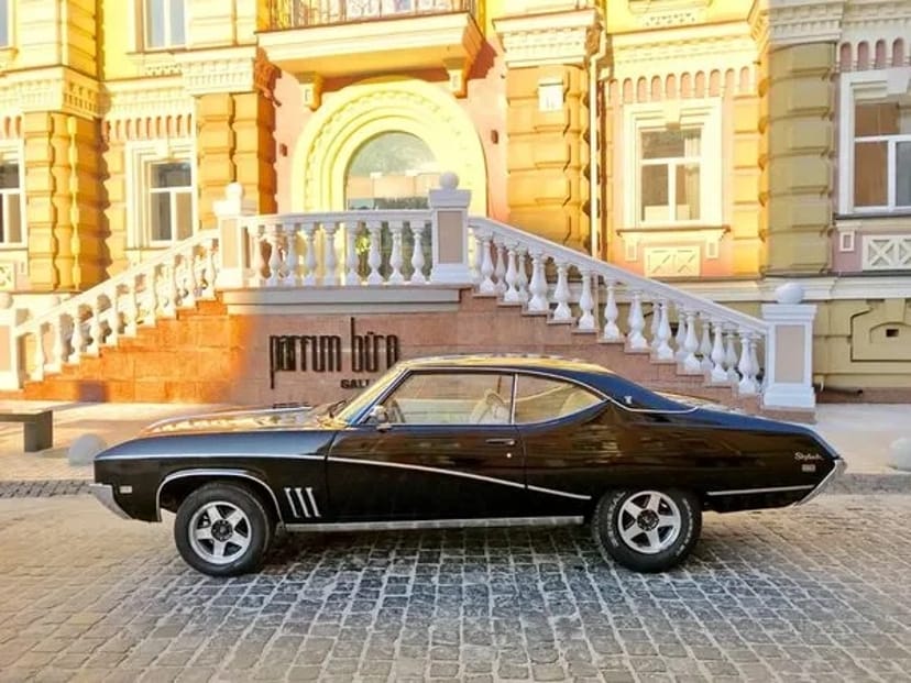 212 Ретро авто на зйомки фотосесії Buick Skylark Custom