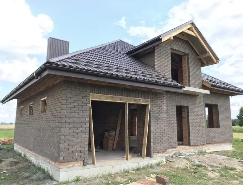 Мурування цегли. Бригада будівельників. Будівництво будинків.