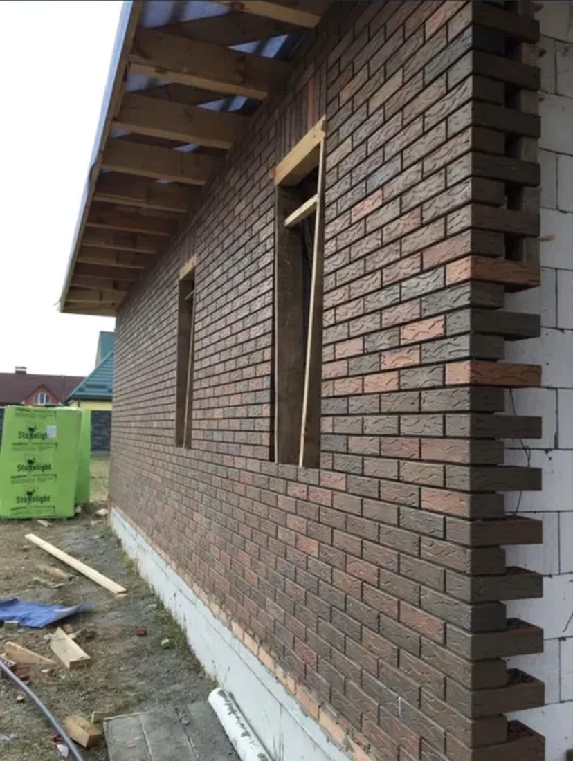 Мурування цегли. Бригада будівельників. Будівництво будинків.