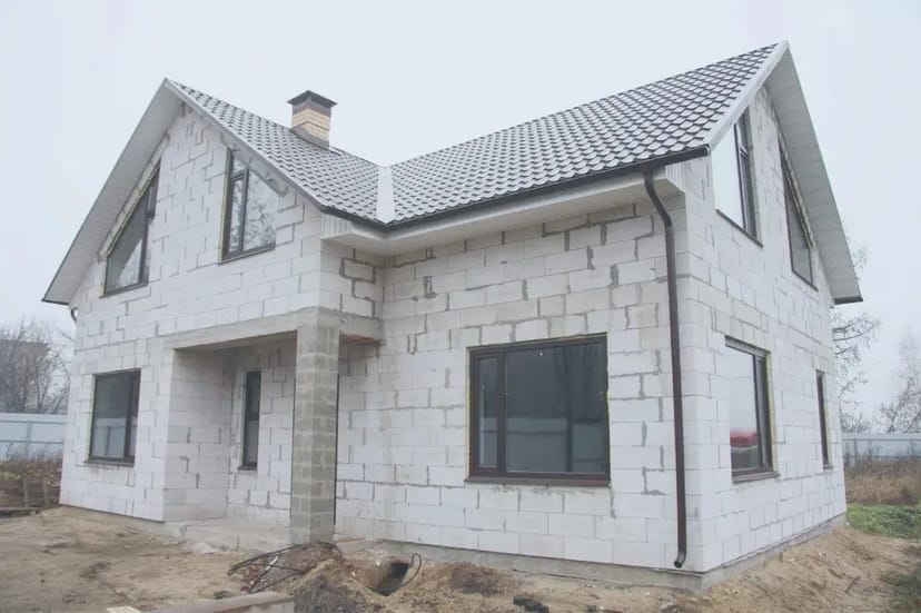 Мурування цегли. Бригада будівельників. Будівництво будинків.