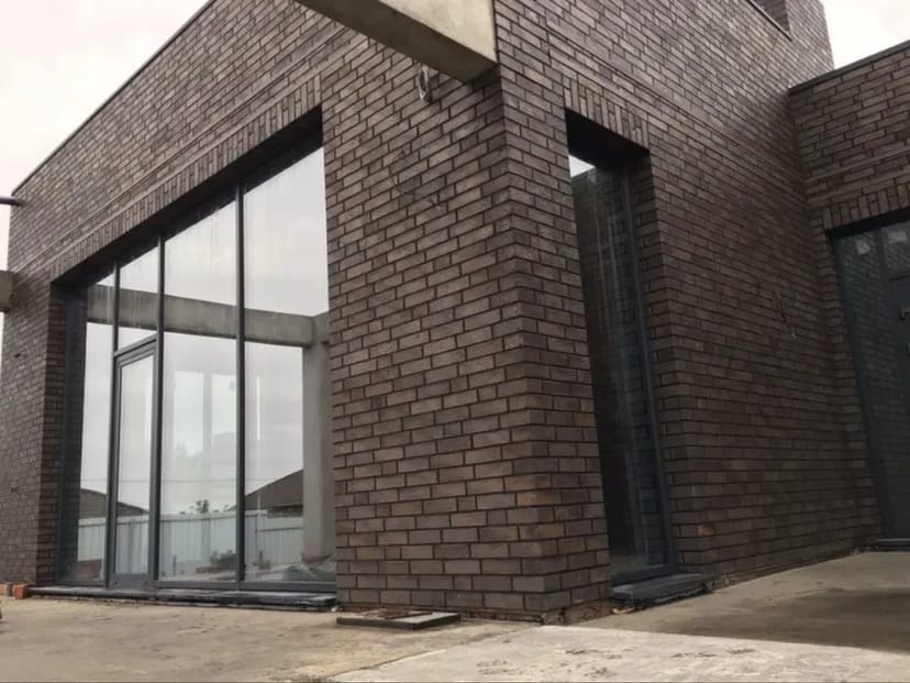 Мурування цегли. Бригада будівельників. Будівництво будинків.