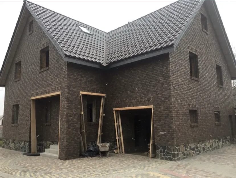 Мурування цегли. Бригада будівельників. Будівництво будинків.