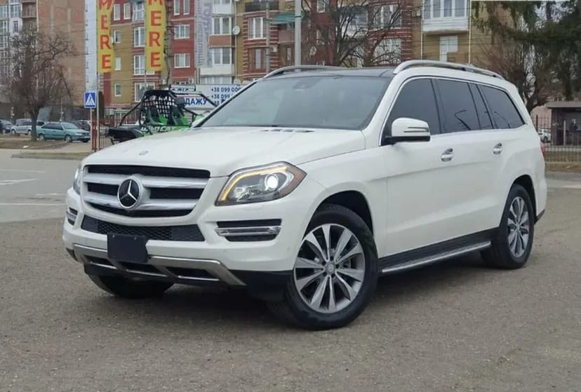 Водій на власному автомобілі Mercedes GL.