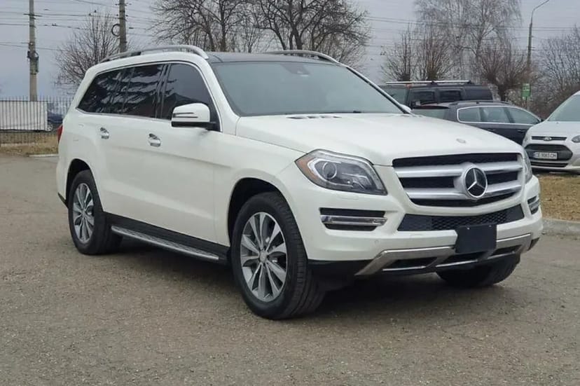 Водій на власному автомобілі Mercedes GL.