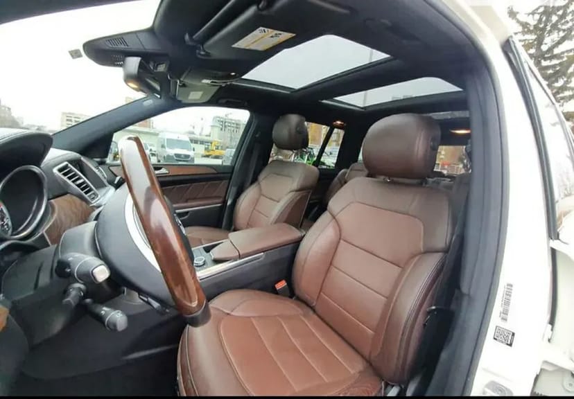 Водій на власному автомобілі Mercedes GL.