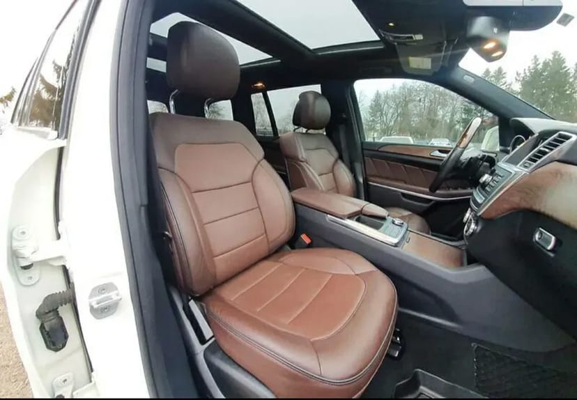 Водій на власному автомобілі Mercedes GL.