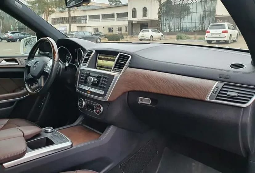 Водій на власному автомобілі Mercedes GL.