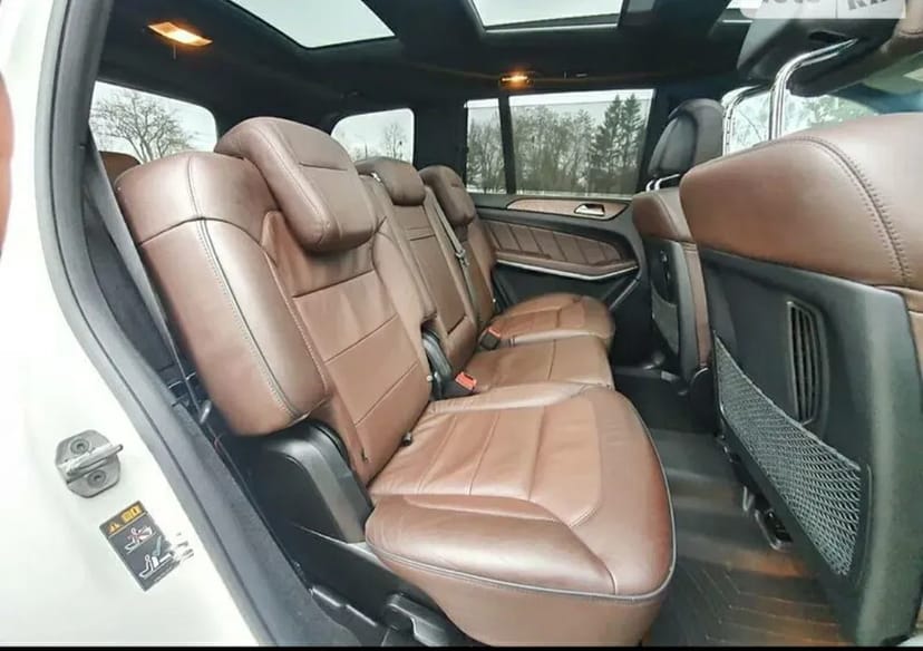 Водій на власному автомобілі Mercedes GL.