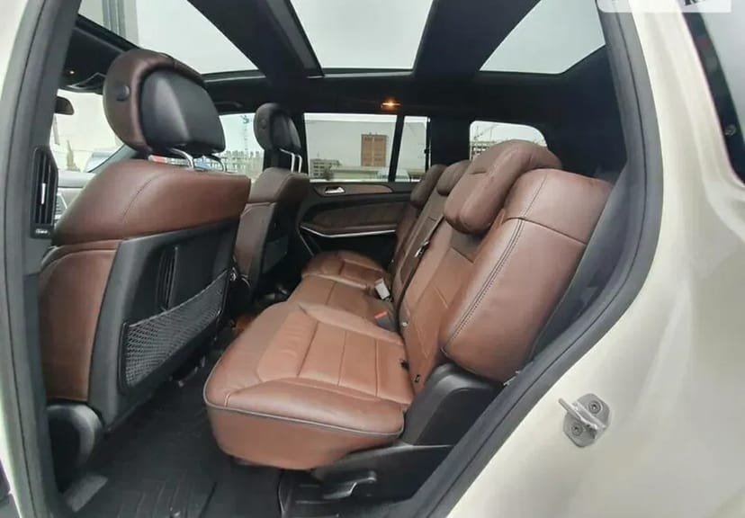 Водій на власному автомобілі Mercedes GL.