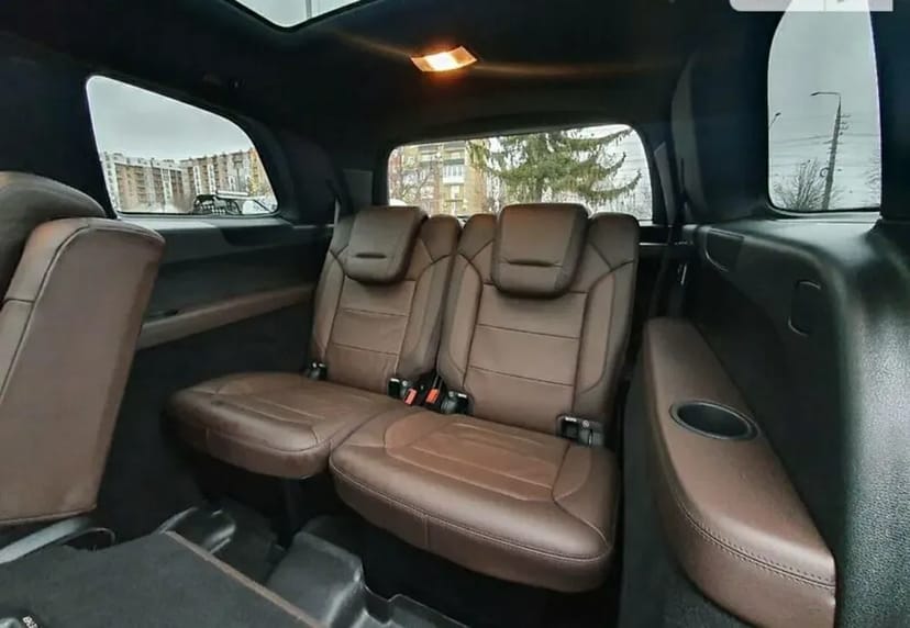 Водій на власному автомобілі Mercedes GL.